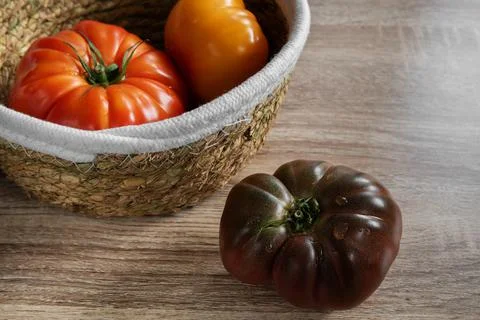 Beefsteak tomatoes in a basket Foto stock