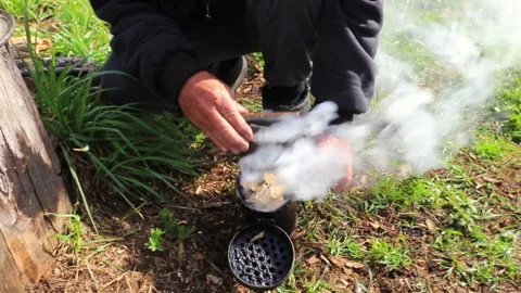 Beekeeper in bee garden preparing fog machine 스톡 동영상 131375338