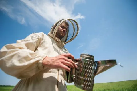 Beekeeper with smoke tool. making clouds Foto stock