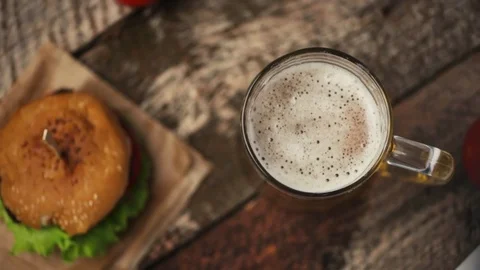 Beer and burger Video stock 81196076