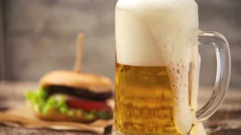 Beer and burger Video stock 81235084