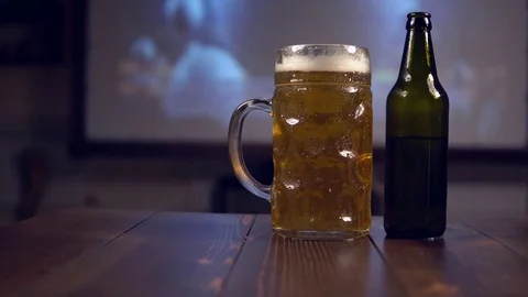 Beer bottle with glas Stockbeeldmateriaal 84817418