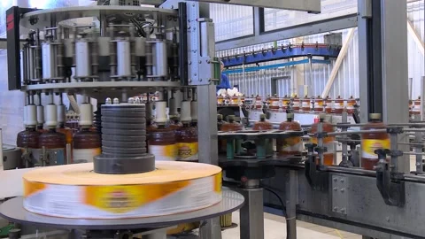 Beer in brown plastic bottles on the conveyor. Stock-Footage 322196907