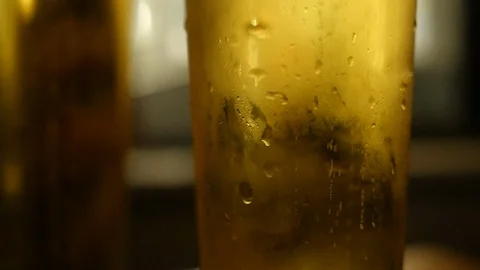 Beer bubbles in a glass of beer. Video stock 88548082