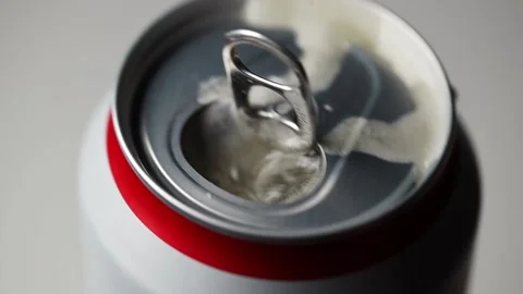 A beer can is opened in slow motion Stockbeeldmateriaal 154500119