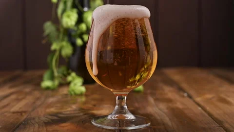 Beer. Cold Craft light Beer in a glass with water drops. Pint of Beer close up o Stockbeeldmateriaal 138502806