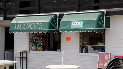 Beer, ducky's cafe on beach two 스톡 동영상 138069024