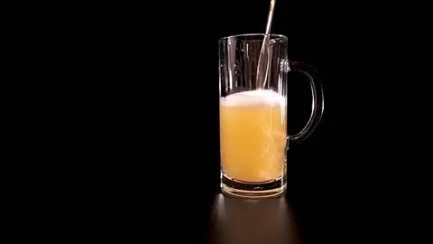 Beer with foam and bubbles 库存影片 112708257