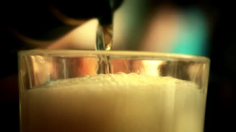 Beer in glass Video stock 27896110