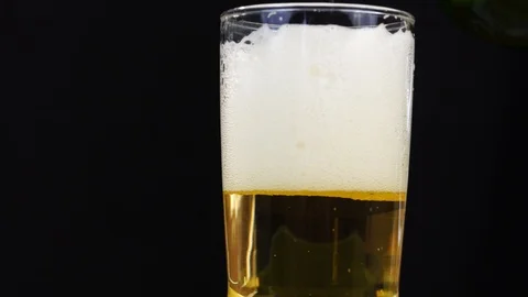 Beer in a glass Vidéo 95004705