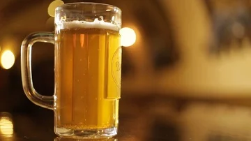 A beer glass on the table in the bar Stock-Footage 85513212