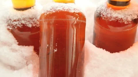 Beer left outside in snowy cold weather. Vídeos de archivo 10864340