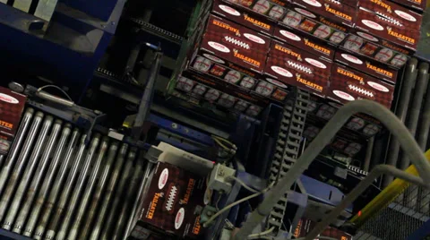 Beer loaded onto a pallet by a loading machine Video stock 29645862