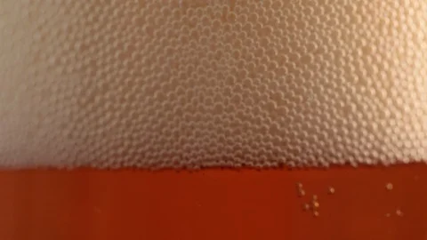 Beer pour with head foam plus continuous pouring Vídeos de archivo 106542952