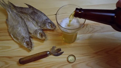 Beer is poured in a glass Vídeos de archivo 71231753