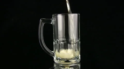 Beer is poured in a mug Видео 106484771