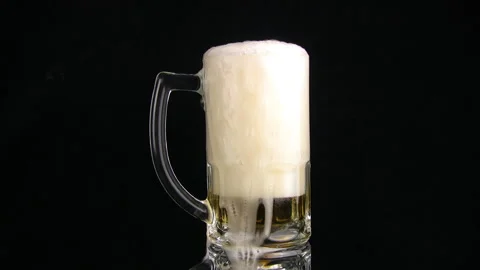 Beer is poured in a mug Видео 106484775