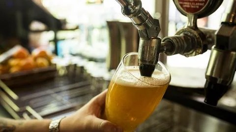 Beer poured from taps Foto stock