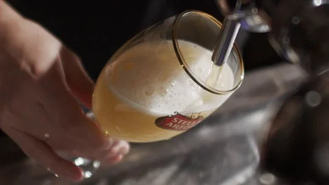 Beer pouring Stockbeeldmateriaal 111014893