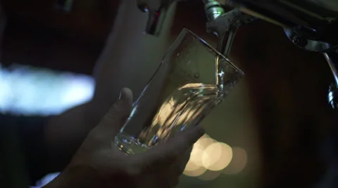 Beer Pouring in Slow Motion Vídeo Stock 56652458