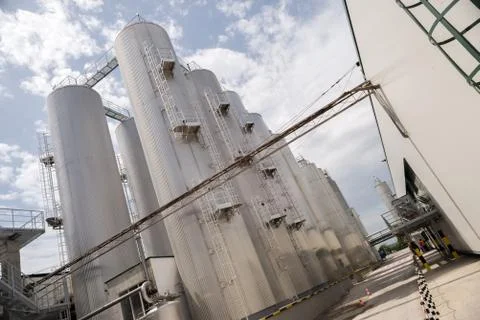 Beer processing and storage silos in beer factory Stock-Fotos
