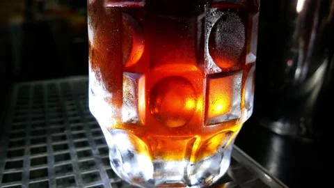 Beer pub. The bartender pours beer into a glass. Vídeos de archivo 136074109
