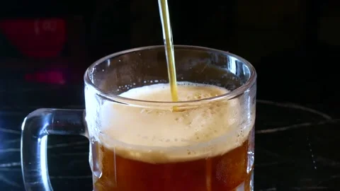 Beer pub. The bartender pours beer into a glass. Видео 136074327