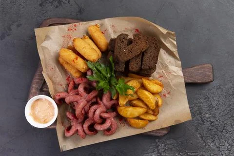 Beer snacks on a chalkboard. On a dark background. Foto stock