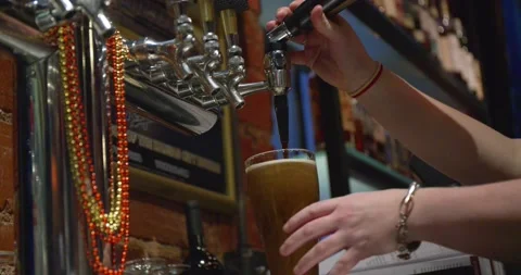 Beer from tap, bartender 4K Stock-Footage 157283125