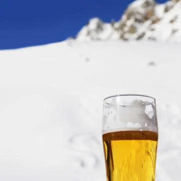Beer in winter mountains 库存照片