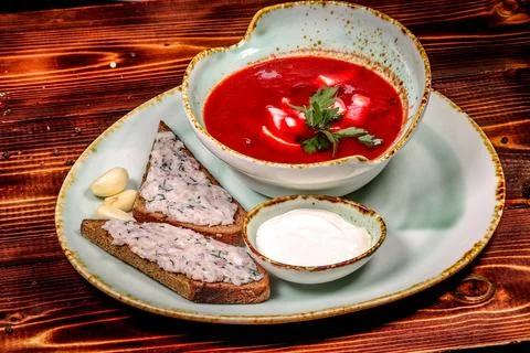 Beet Borscht, Garlic with Bread, Top View pieces of bread, croutons 스톡 사진