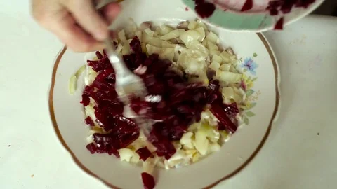 Beet. Preparation of a dish herring under a fur coat. Vídeos de archivo 70269386