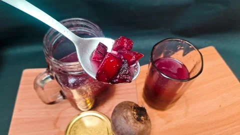 Beet root and lemon juice : Refreshing beetroot and lemon juice Stock Footage 317479314