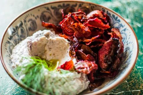 Beetroot Chips with Hummus Foto stock