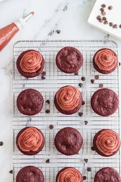 Beetroot chocolate cupcakes on cooling rack with frosting Foto stock