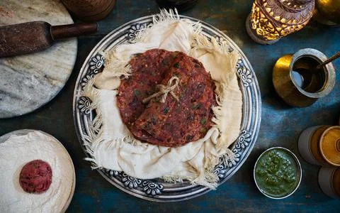 Beetroot Paratha in a silver plate.  Beetroot Thepla in Gujarati language, Foto stock
