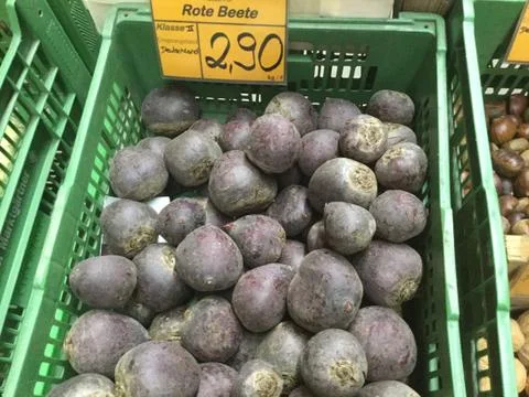 Beetroot shown on sales counter of vegetable market Stockfoto's