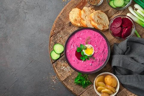 Beetroot soup on a dark background. Cold vegetarian dish of beetroot, potatoe Foto stock