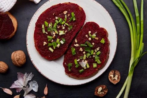 Beetroot spread with spring young onion and walnuts sandwiches. Healthy vegan Foto stock