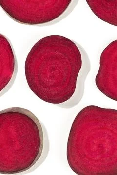 Beetroot texture. Slices of beet, shot from the top on a white background, vegan Foto stock