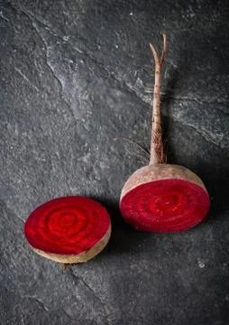 Beets cut on a black stone background. Foto stock