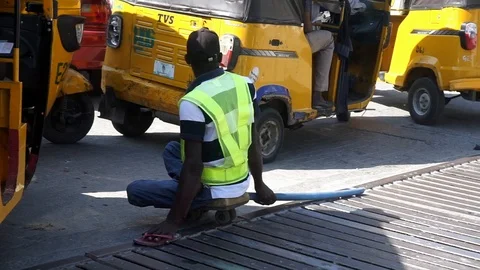 Beggar and traffic 스톡 동영상 119970482