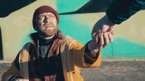 A beggar gets money from a stranger and thanks him Vidéo 168128917