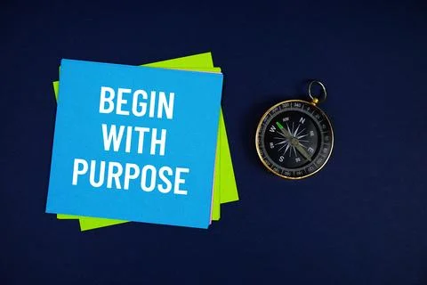 Begin With Purpose text written on sticky note with compass on blue  backgrou Foto stock