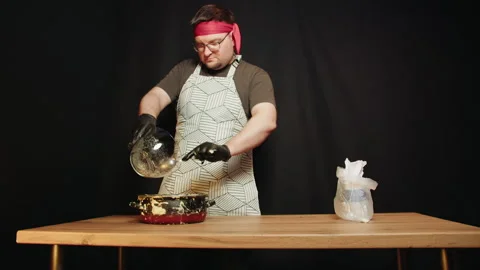 Beginner in kitchen explores playful disorder with food preparation Vidéo 330536808