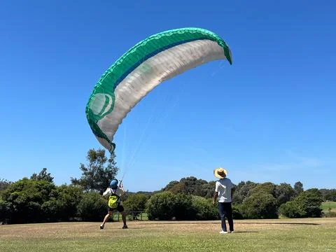 Beginner paraglider learning how to paraglide with w Teacher Fotos de archivo