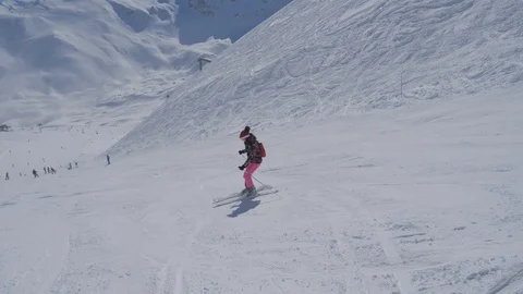 Beginner Skier Gows Down The Slope Turning Left And Right Stockbeeldmateriaal 88484968