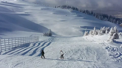 Beginner skiers falling over on mountain ski resort ski slopes, 4K aerial Vídeo Stock 153652791