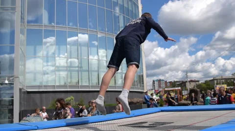 Beginner trampoliner making simple elements Stock Footage 61738493