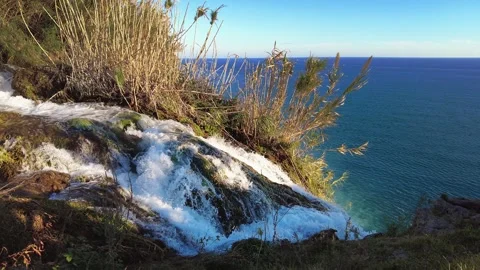 Beginning of Düden Waterfall Flowing Over Rocks with Sea View Vídeos de archivo 333415480